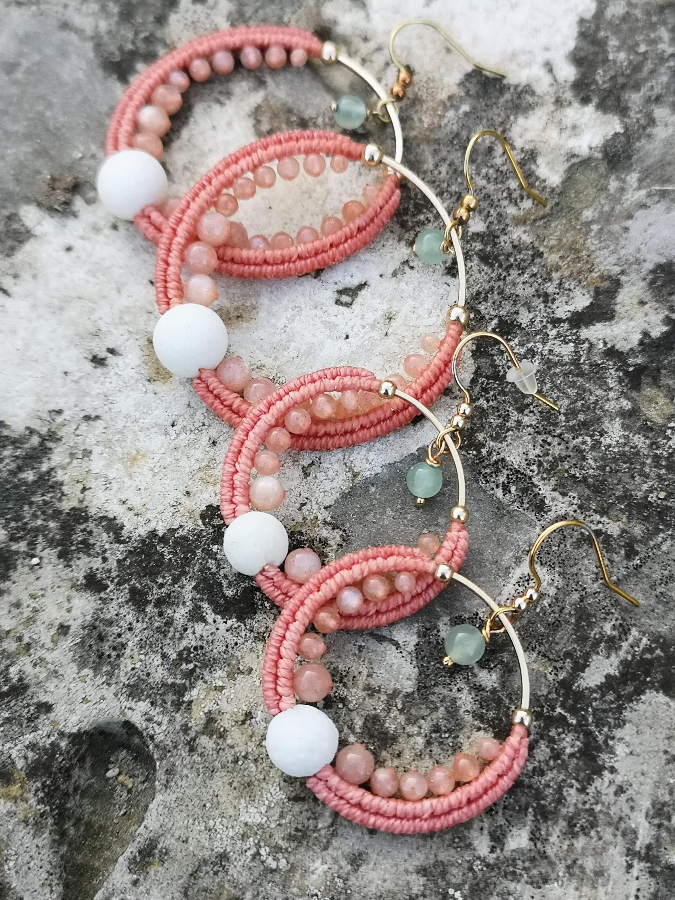 Grandes créoles CUSCO en macramé corail et pierre de lune rose pêche Boucles d'oreilles tissées et perlées Mariage bohème Cadeau pour elle