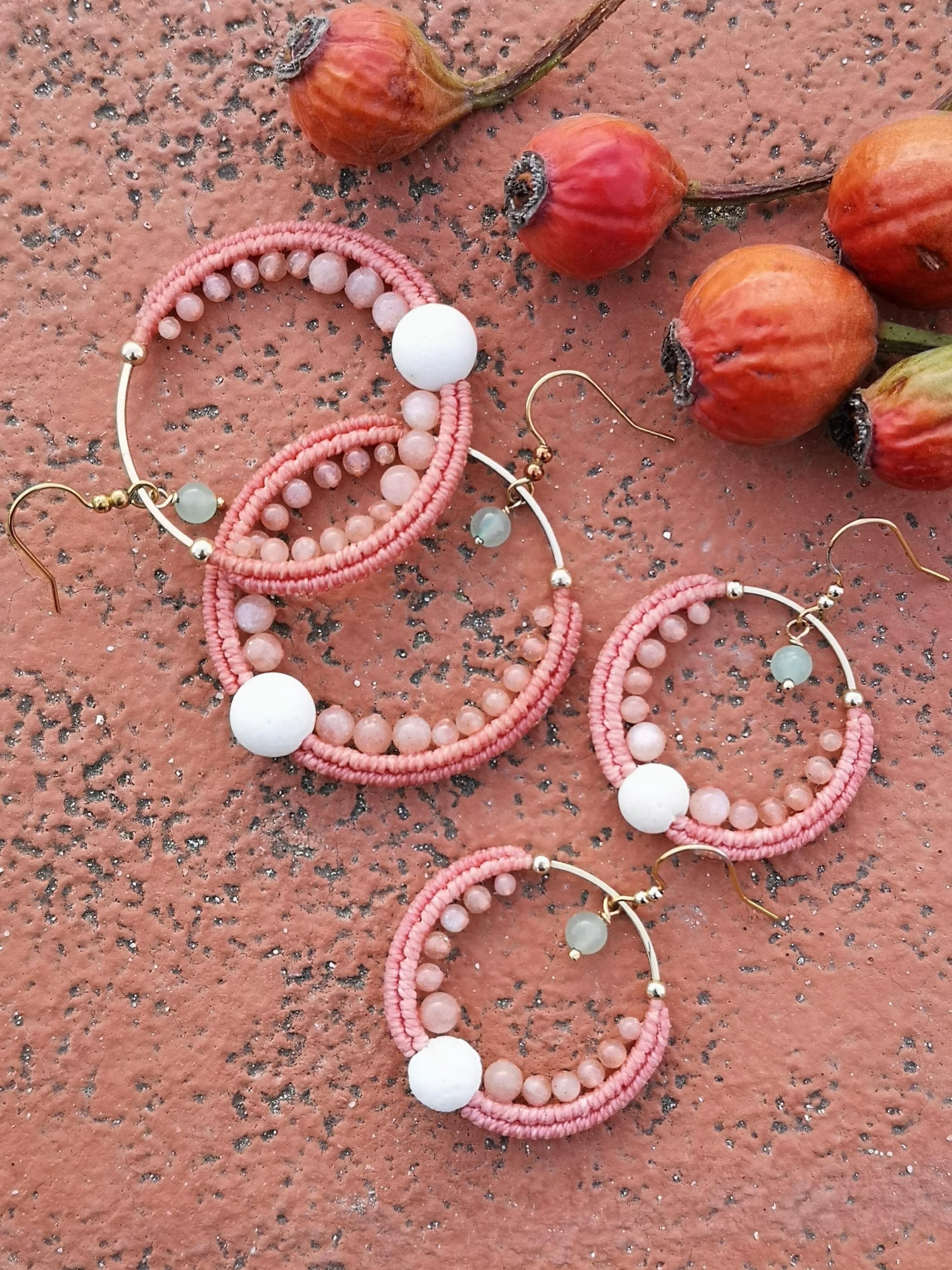 Grandes créoles CUSCO en macramé corail et pierre de lune rose pêche Boucles d'oreilles tissées et perlées Mariage bohème Cadeau pour elle
