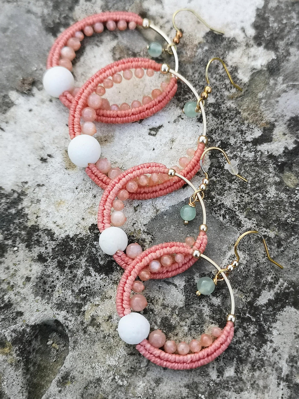 Petites créoles CUSCO en macramé corail et pierre de lune rose pêche Boucles d'oreilles tissées et perlées Mariage bohème Cadeau pour elle