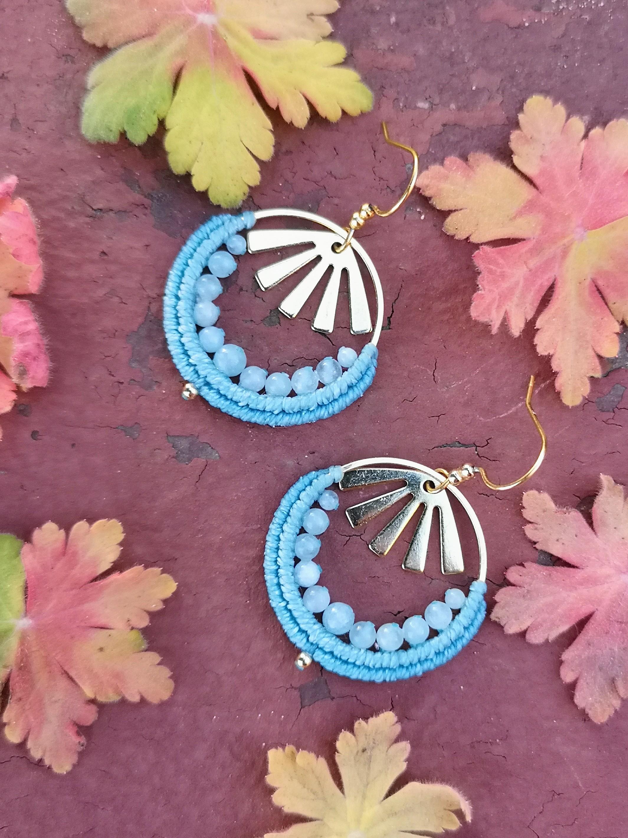 Mini créoles en pierre Aigue-marine bleu aqua et plaqué or Boucles d'oreilles tissées en macramé bohème chic Cadeau pour elle Mariée mariage