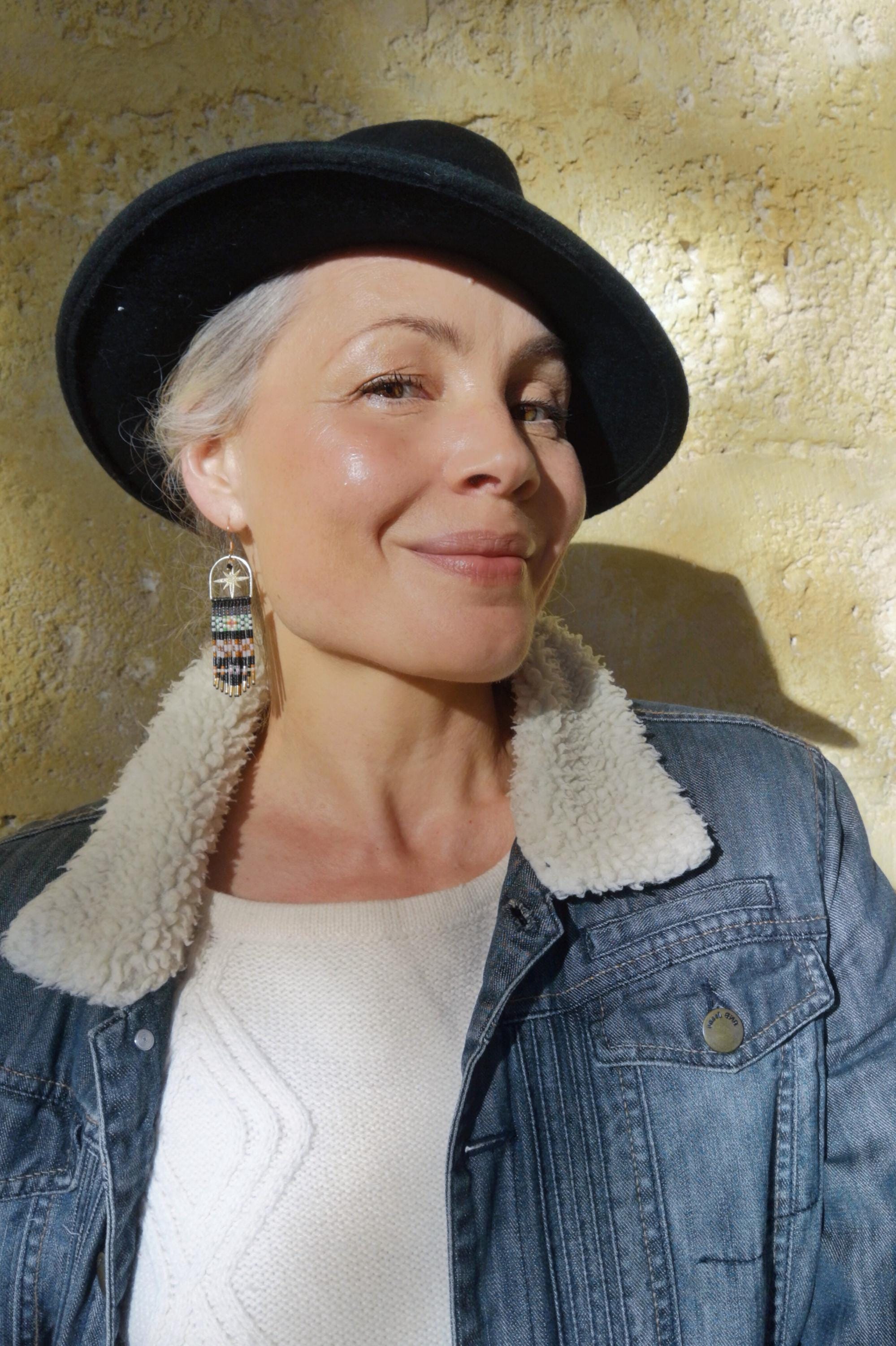 Longues boucles d'oreilles pendantes colorées à franges perlées style bohème folk noir et étoile doré cadeau pour elle Noel Saint Valentin