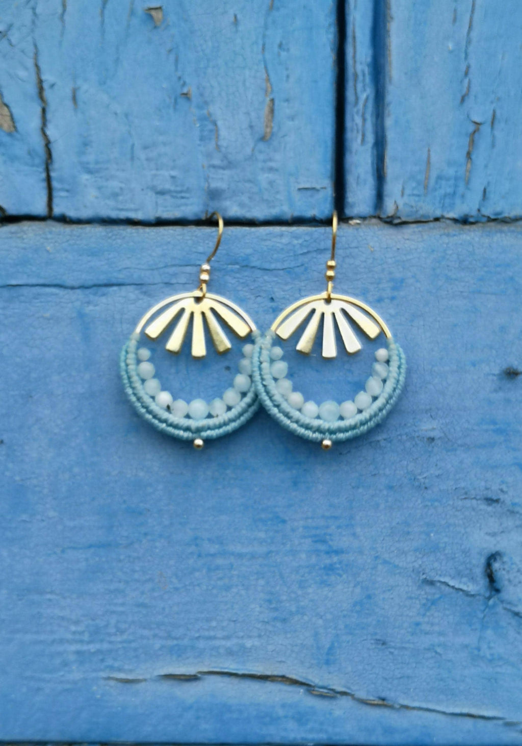 Mini créoles en pierre Aigue-marine bleu aqua et plaqué or Boucles d'oreilles tissées en macramé bohème chic Cadeau pour elle Mariée mariage