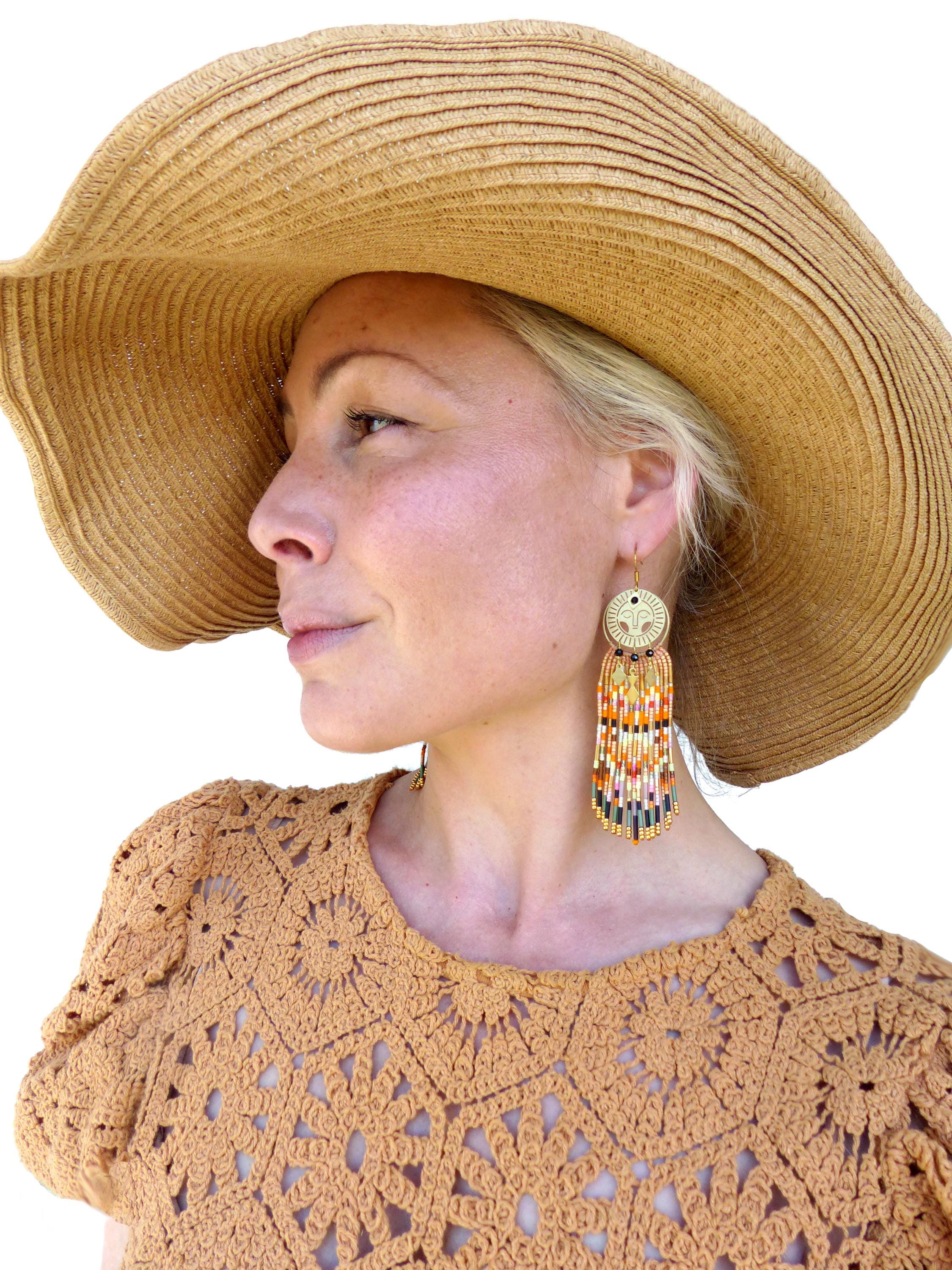 Longues boucles d'oreilles soleil à franges perlées orange et rose avec des perles en spinelle noire