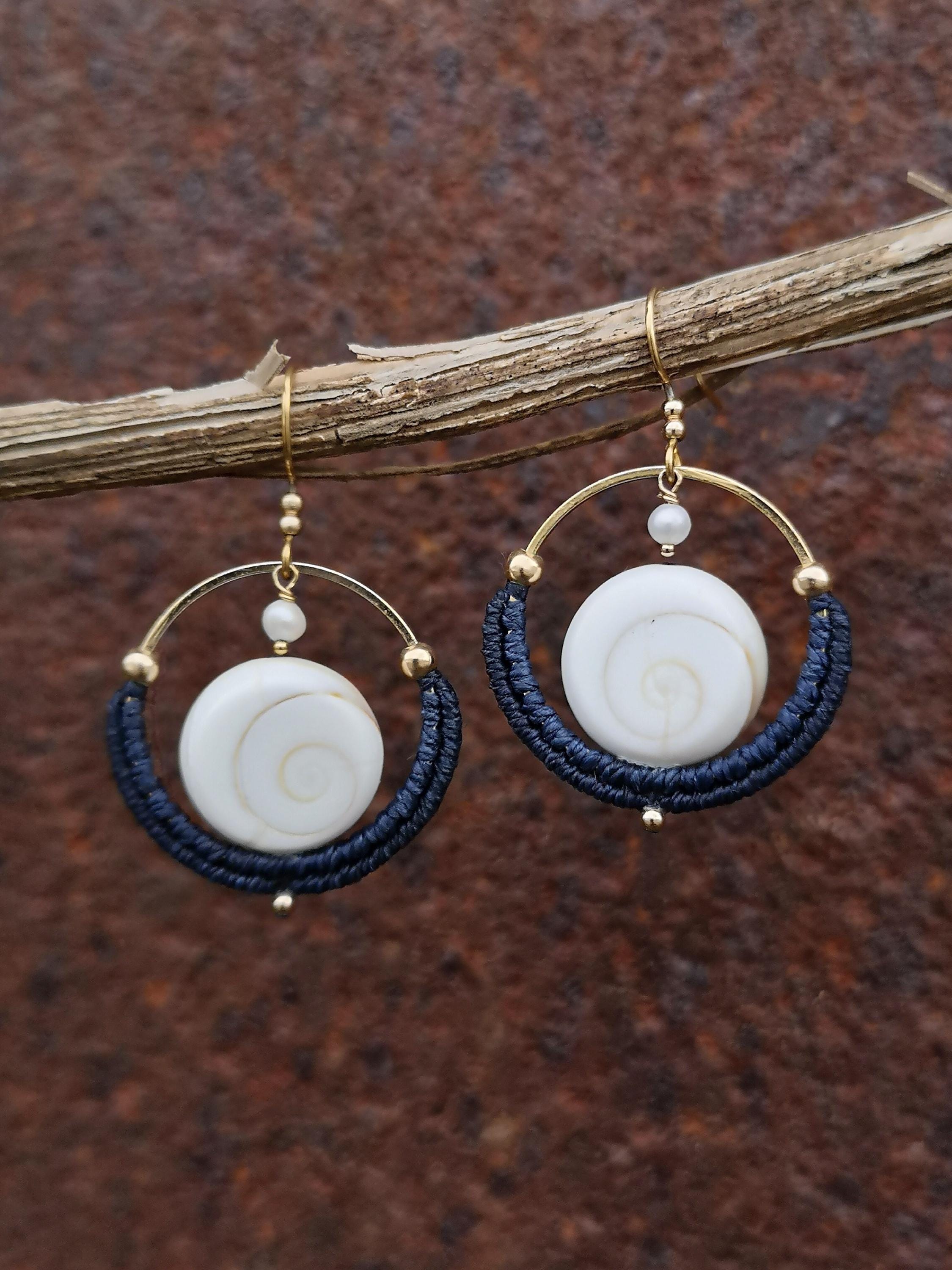 Petites boucles d'oreilles créoles tissées en macramé bleu marine avec des coquillages oeil de Sainte Lucie Bijoux bohème Cadeau pour elle