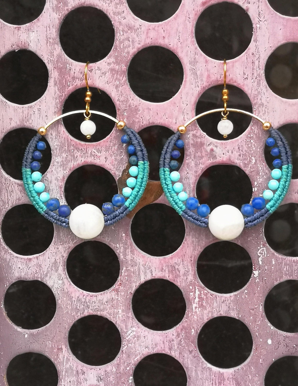 Grandes créoles en pierre de lune lapis lazuli turquoise Boucles d'oreilles tissées en macramé blanc bleu cobalt turquoise Style bohème chic