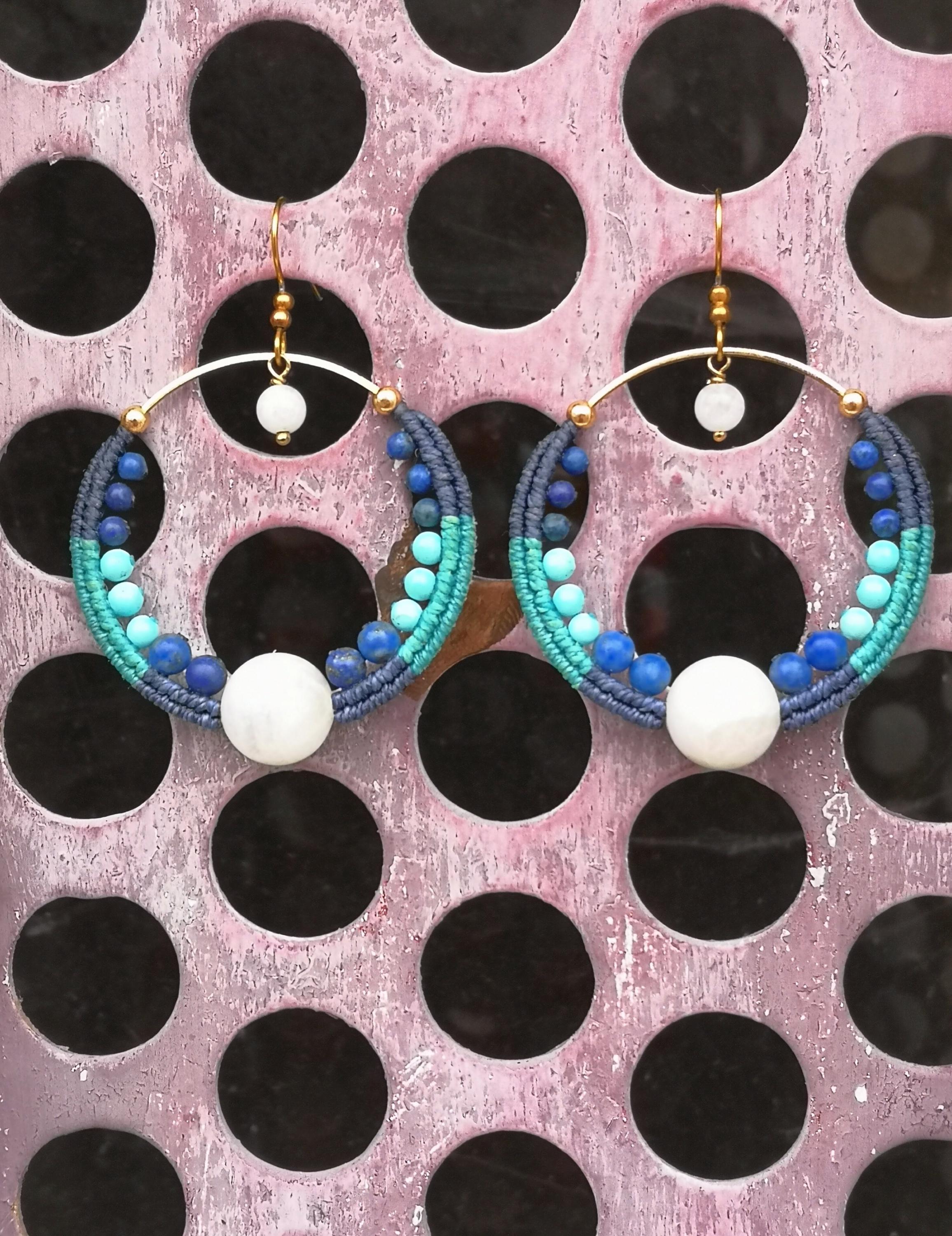 Grandes créoles en pierre de lune lapis lazuli turquoise Boucles d'oreilles tissées en macramé blanc bleu cobalt turquoise Style bohème chic