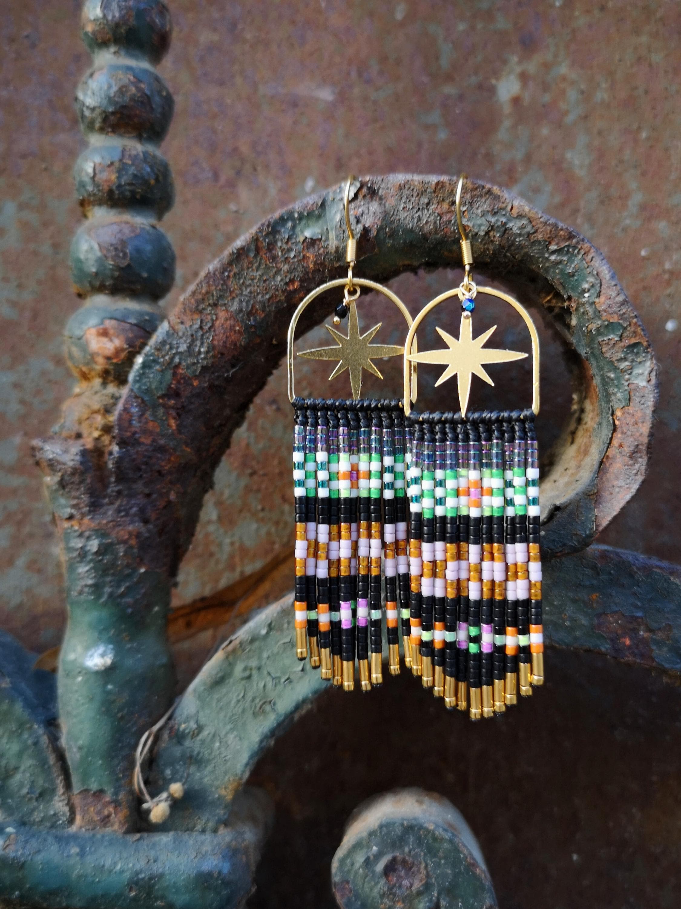 Longues boucles d'oreilles pendantes colorées à franges perlées style bohème folk noir et étoile doré cadeau pour elle Noel Saint Valentin