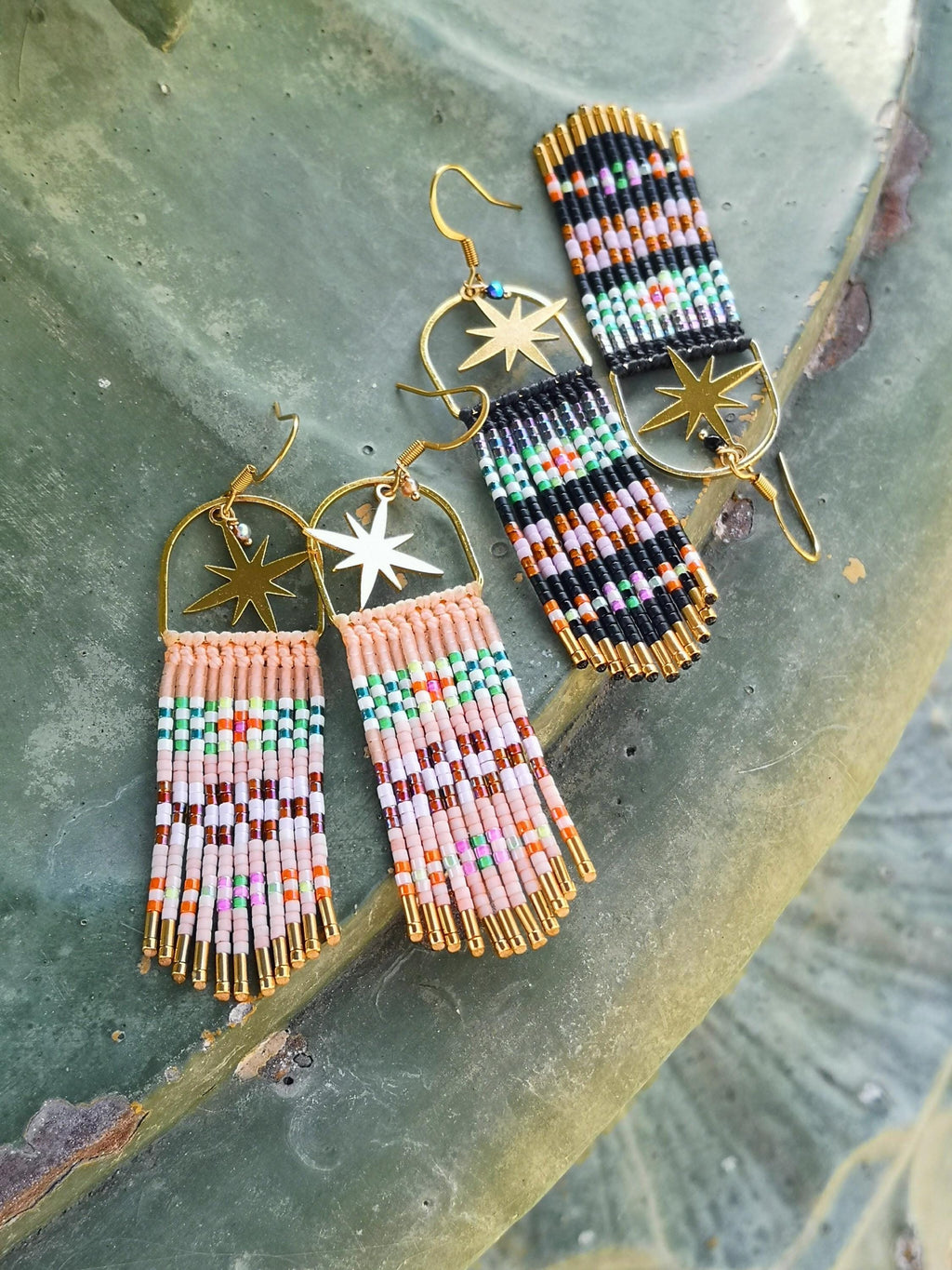 Longues boucles d'oreilles pendantes colorées à franges perlées style bohème folk noir et étoile doré cadeau pour elle Noel Saint Valentin