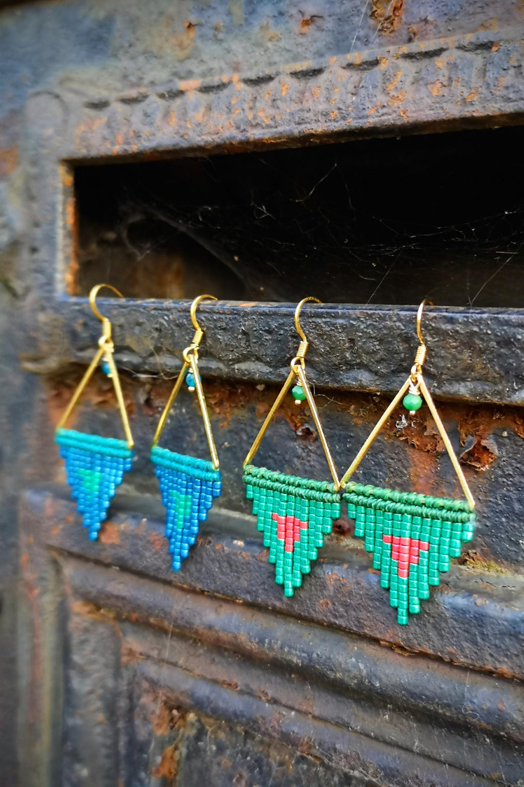 Petites boucles d'oreilles triangle tissées en macramé et perles miyuki violet bleu lapis turquoise ou vert