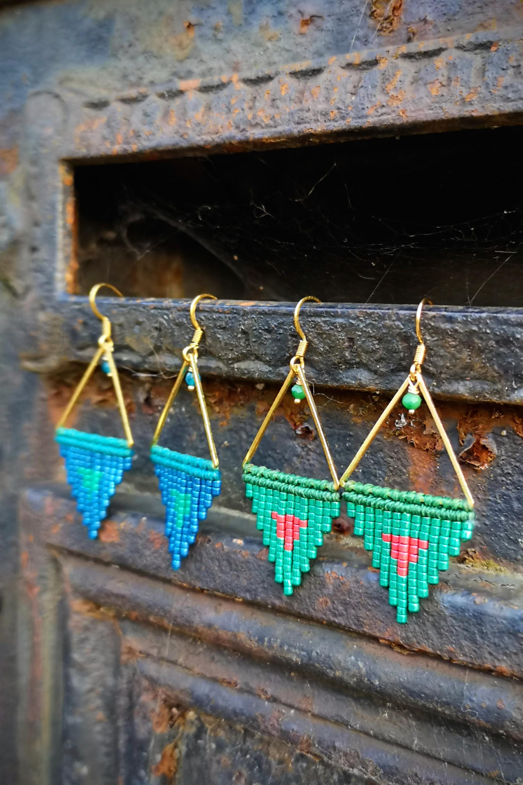 Petites boucles d'oreilles triangle tissées en macramé et perles miyuki violet bleu lapis turquoise ou vert
