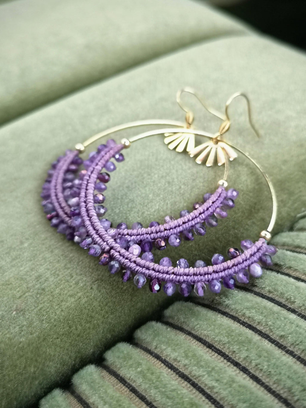 Grandes boucles d'oreilles créoles violet lilas tissées en macramé et améthyste