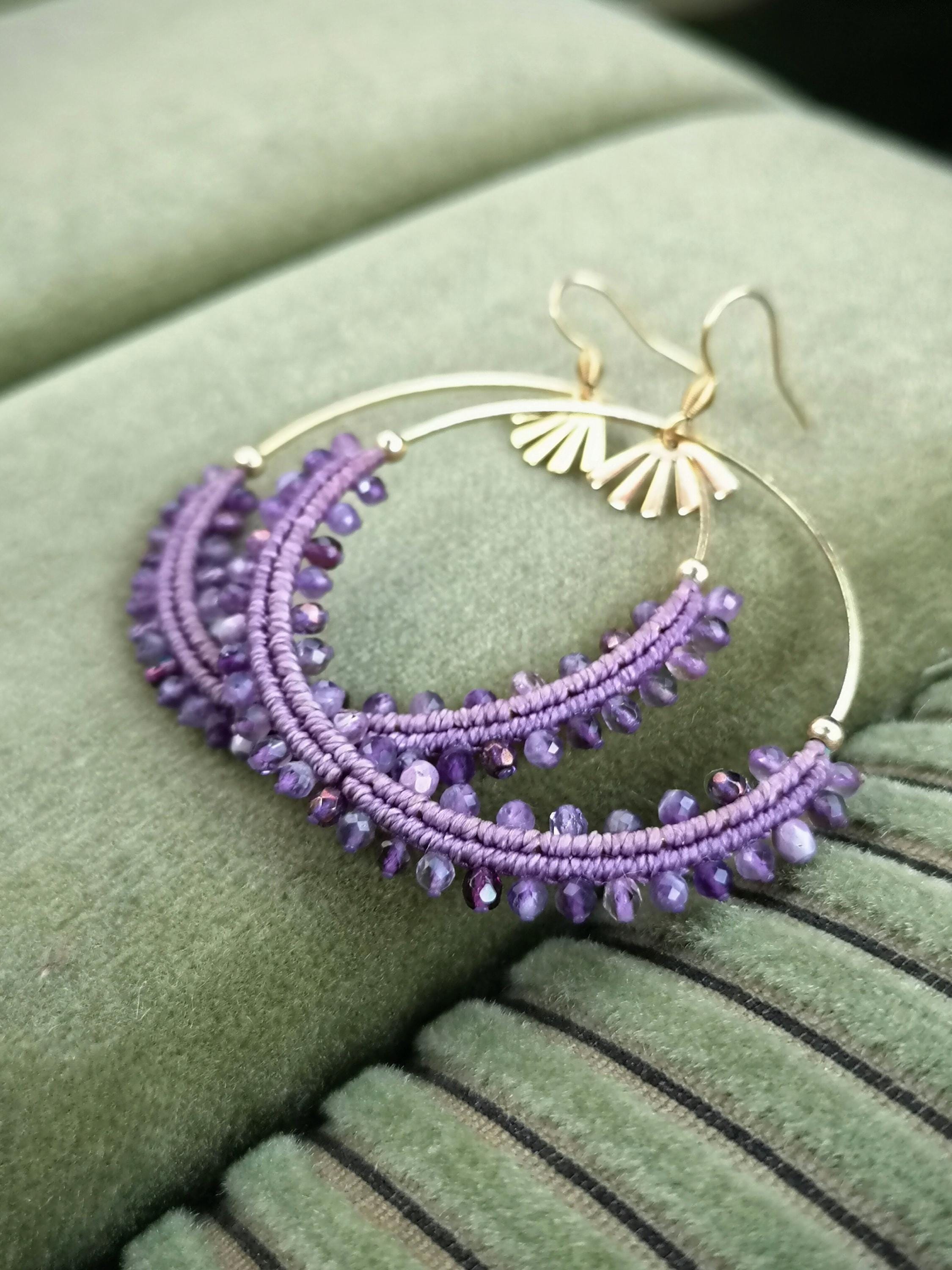 Grandes boucles d'oreilles créoles violet lilas tissées en macramé et améthyste