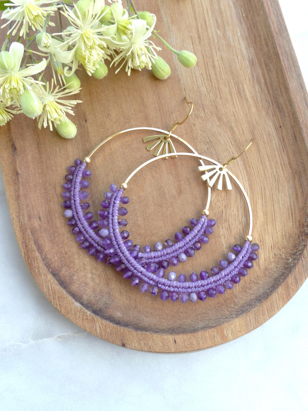 Grandes boucles d'oreilles créoles violet lilas tissées en macramé et améthyste