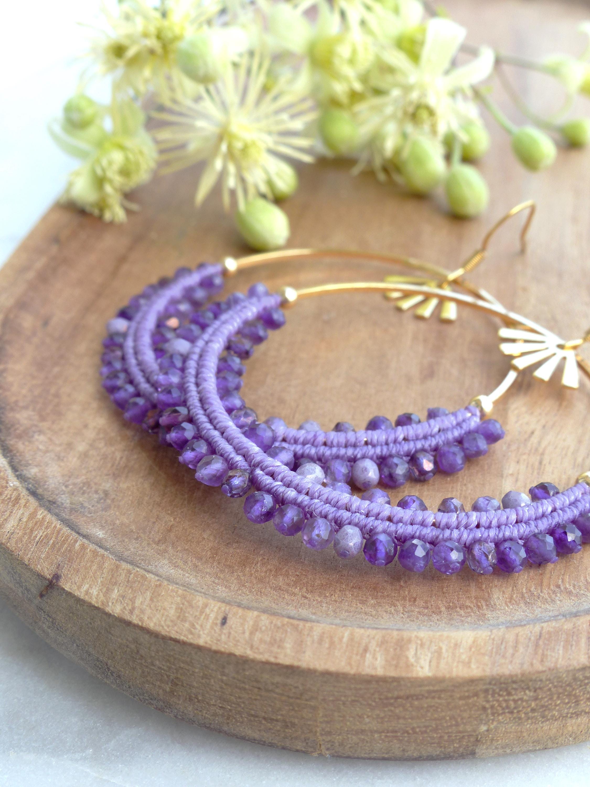 Grandes boucles d'oreilles créoles violet lilas tissées en macramé et améthyste