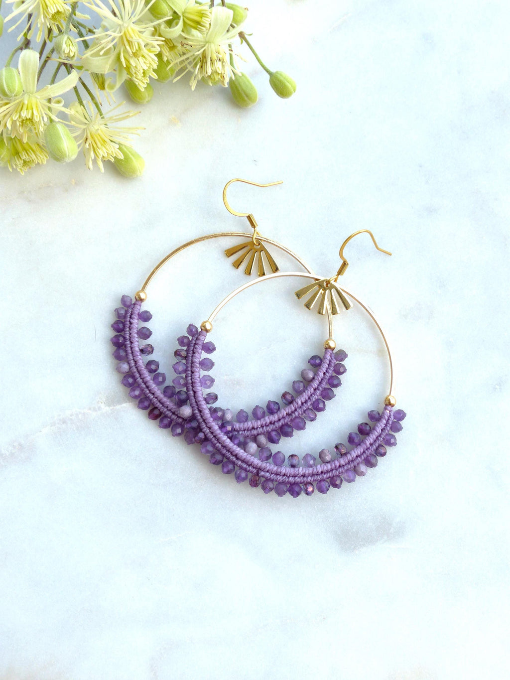 Grandes boucles d'oreilles créoles violet lilas tissées en macramé et améthyste