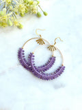 Grandes boucles d'oreilles créoles violet lilas tissées en macramé et améthyste