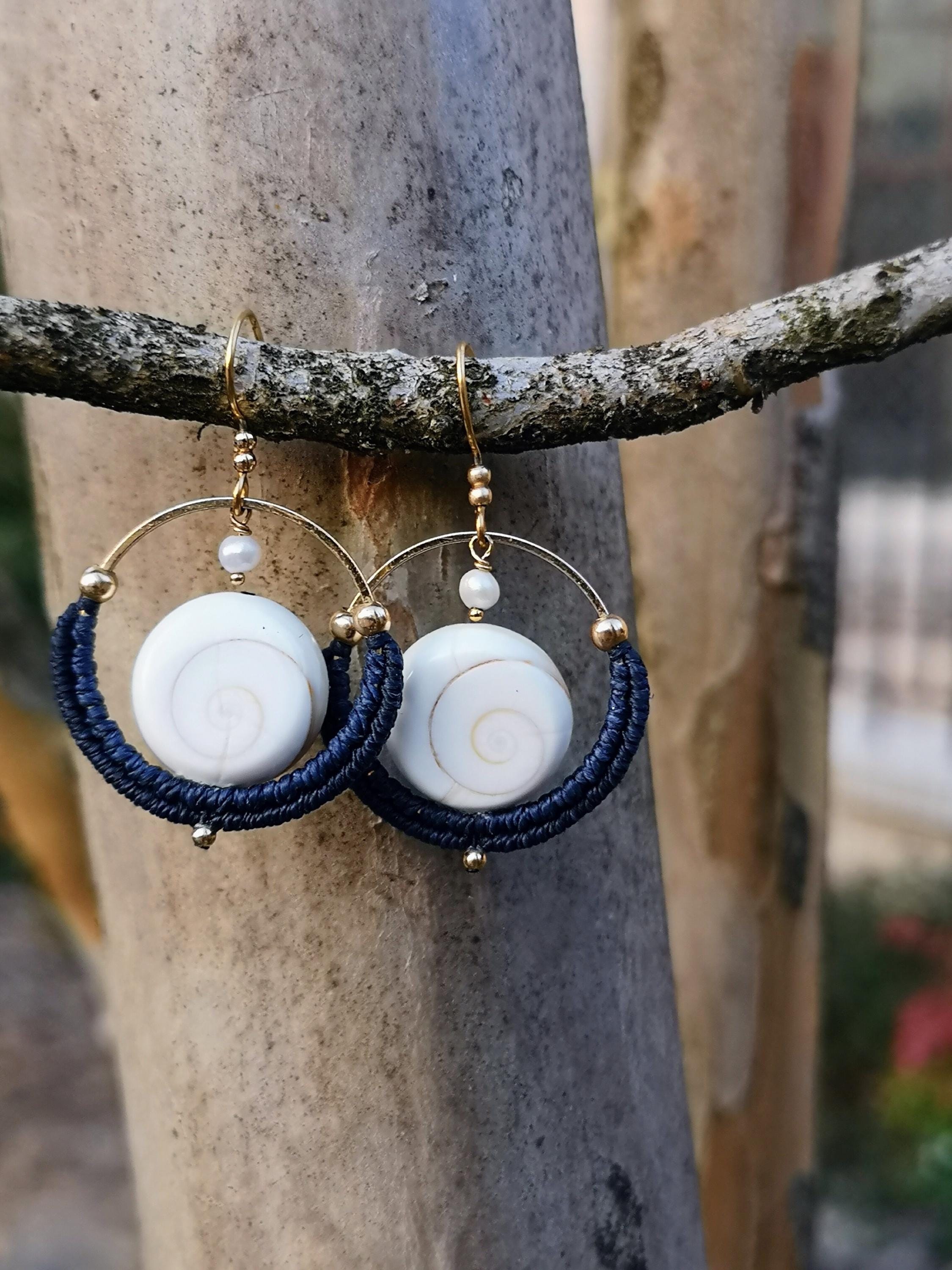 Petites boucles d'oreilles créoles tissées en macramé bleu marine avec des coquillages oeil de Sainte Lucie Bijoux bohème Cadeau pour elle
