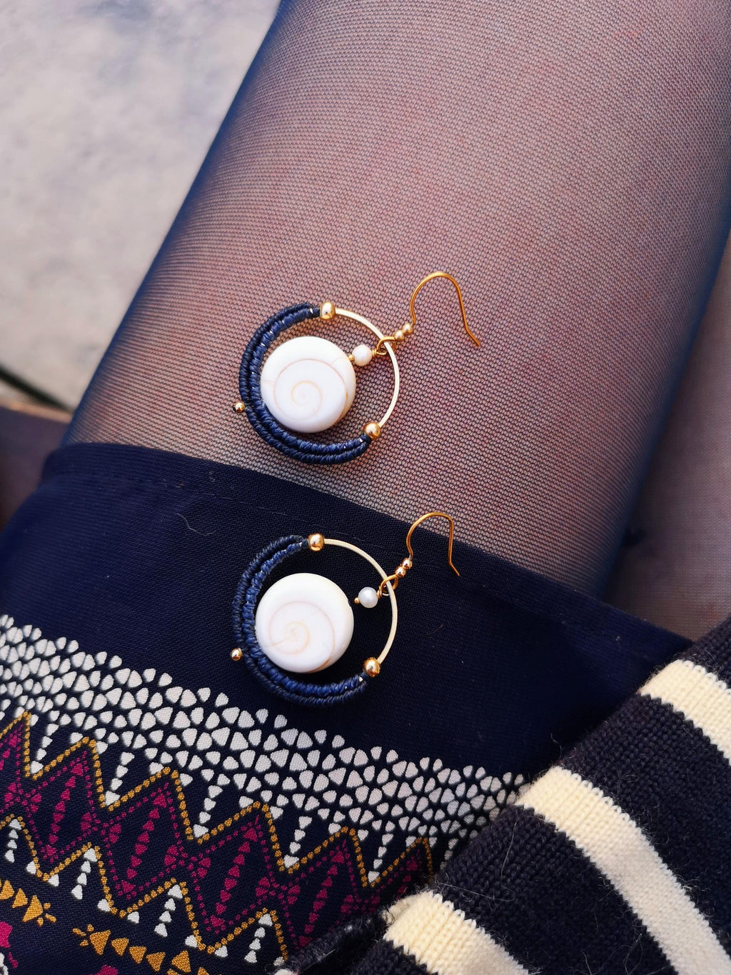 Petites boucles d'oreilles créoles tissées en macramé bleu marine avec des coquillages oeil de Sainte Lucie Bijoux bohème Cadeau pour elle