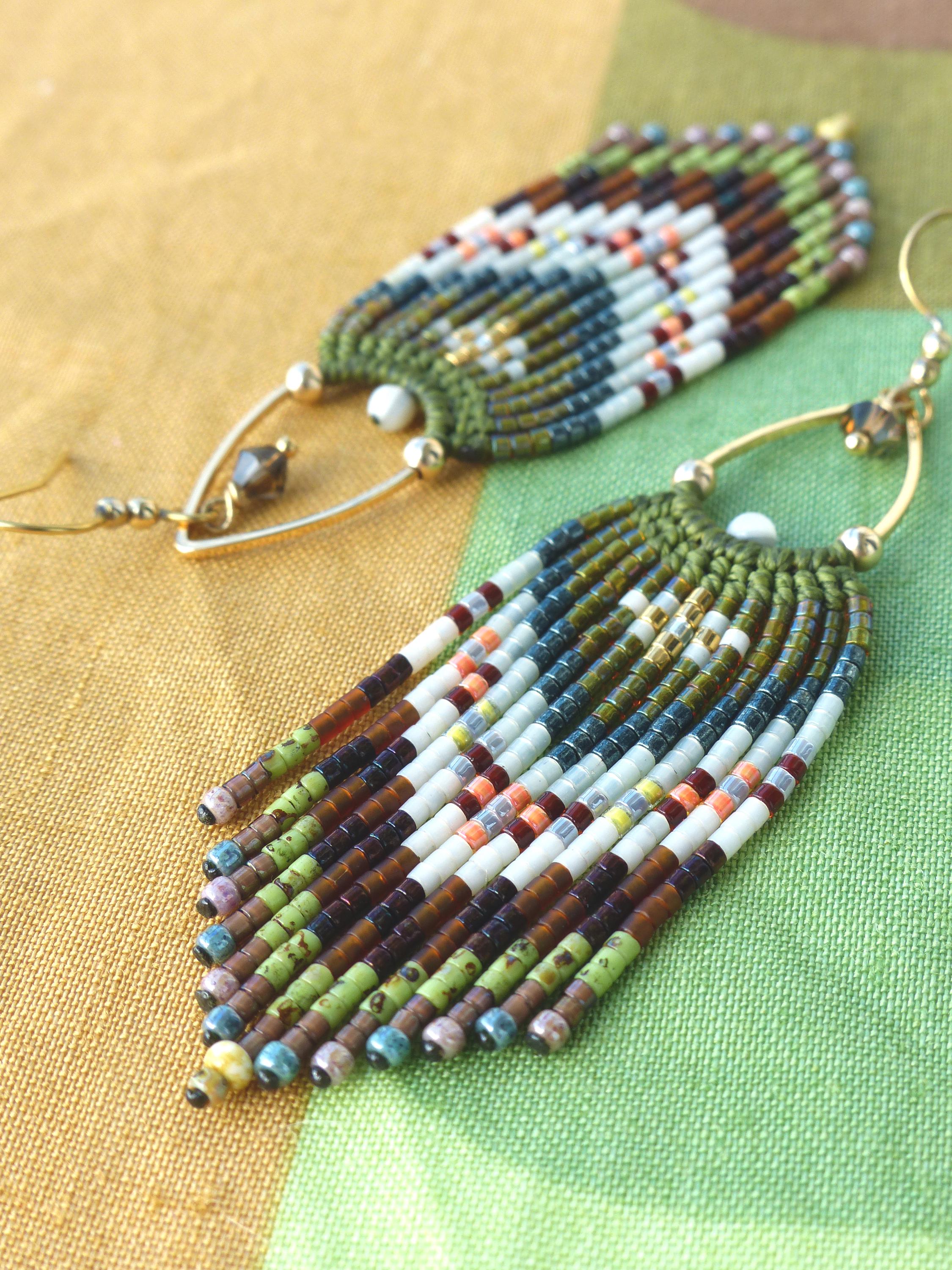 Peut inclure: Boucles d'oreilles faites à la main avec un design à franges. Les boucles d'oreilles présentent une combinaison de perles vertes, marron, blanches et bleues, avec des accents métalliques dorés. Elles ont un style bohème unique.