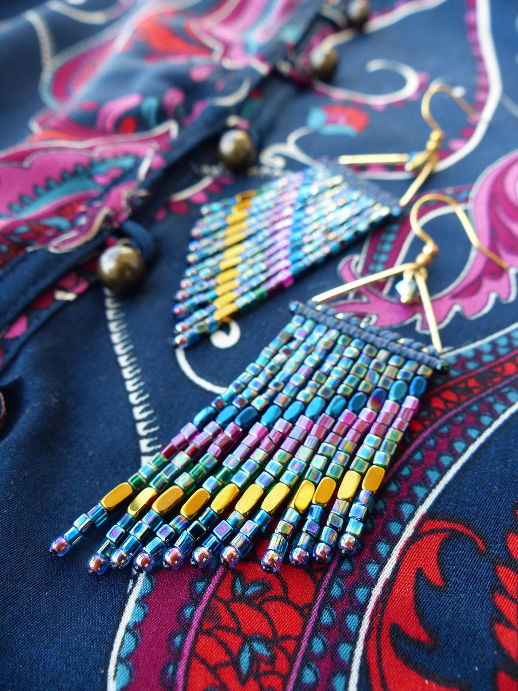 Longues boucles d'oreilles chatoyantes à franges perlées Couleurs d'hiver rayures bleu nuit rose fuchsia  prune vert Cadeau pour elle Noel