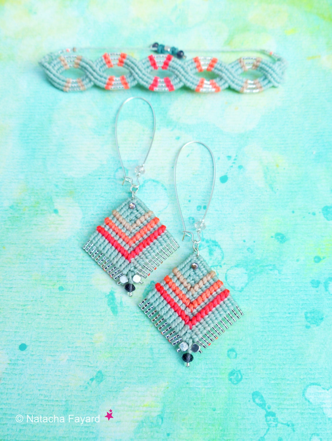 Peut inclure: Un ensemble de boucles d'oreilles en perles turquoise et orange avec des anneaux argentés et un bracelet assorti en perles turquoise et orange avec des fermoirs argentés.