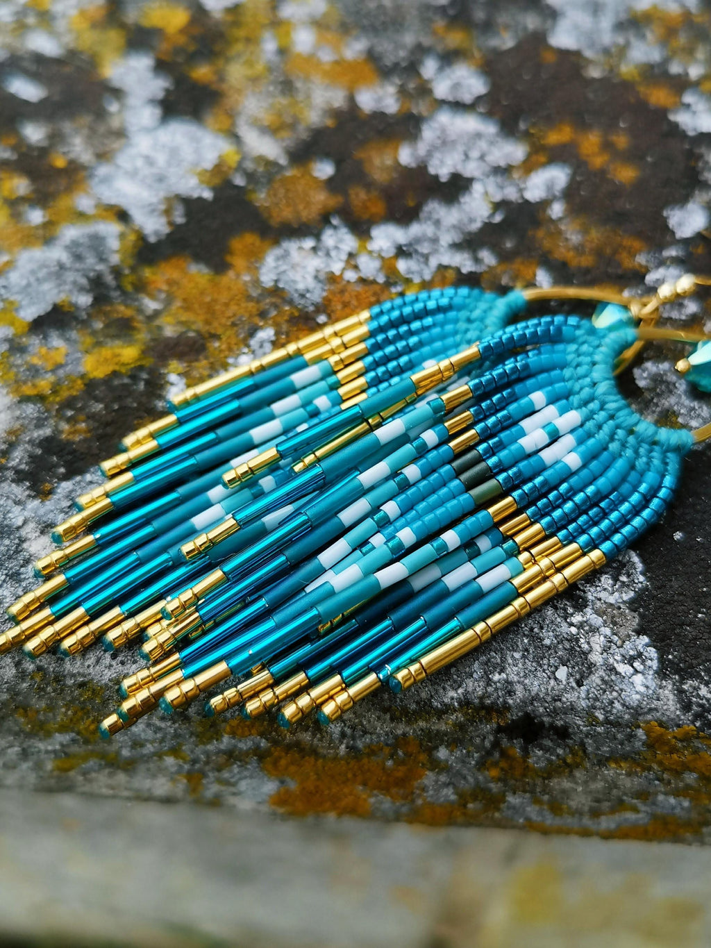 Longues boucles d’oreilles bleu lagon Caraïbes à franges bohèmes, Perlées à la main, Bijoux d'artisan français, French riviera côte d'Azur