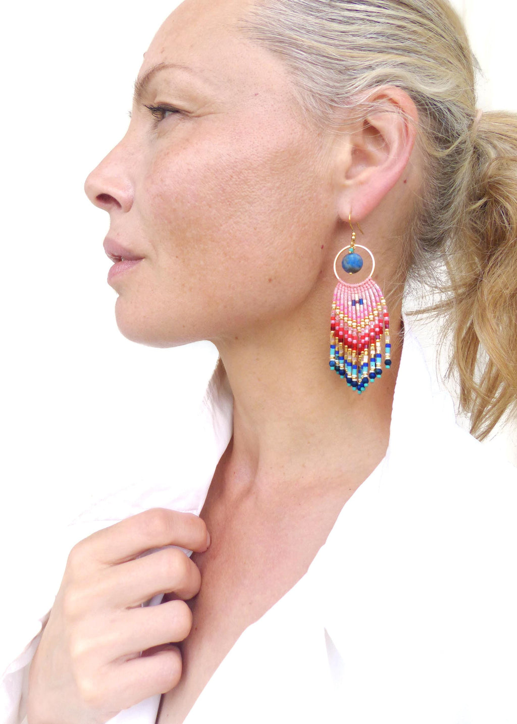 Boucles d'oreilles bohème en lapis lazuli turquoise et franges perlées rose rouge bleu cobalt, Style french bohème riviera, Bijou d'artisan