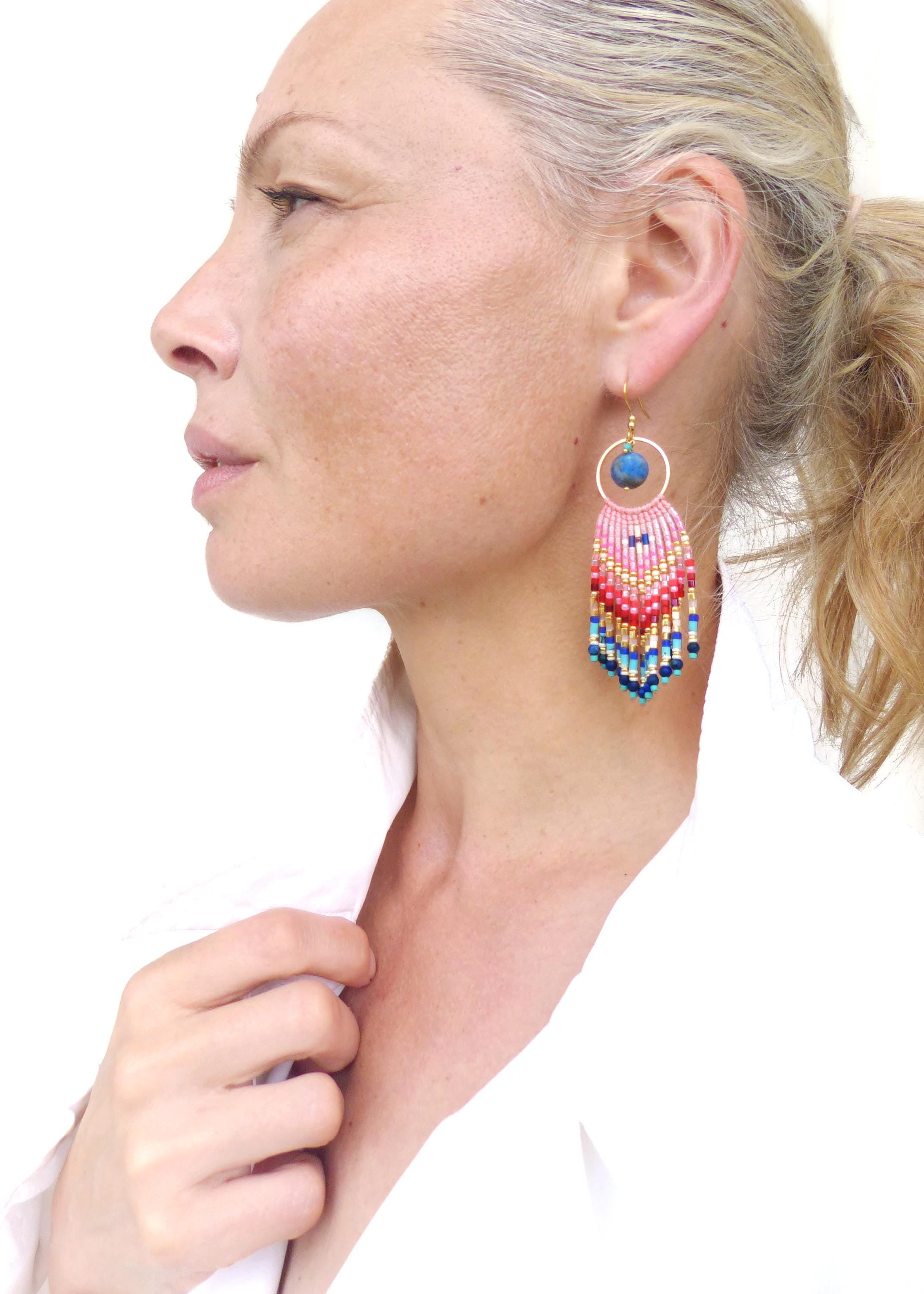 Boucles d'oreilles bohème en lapis lazuli turquoise et franges perlées rose rouge bleu cobalt, Style french bohème riviera, Bijou d'artisan
