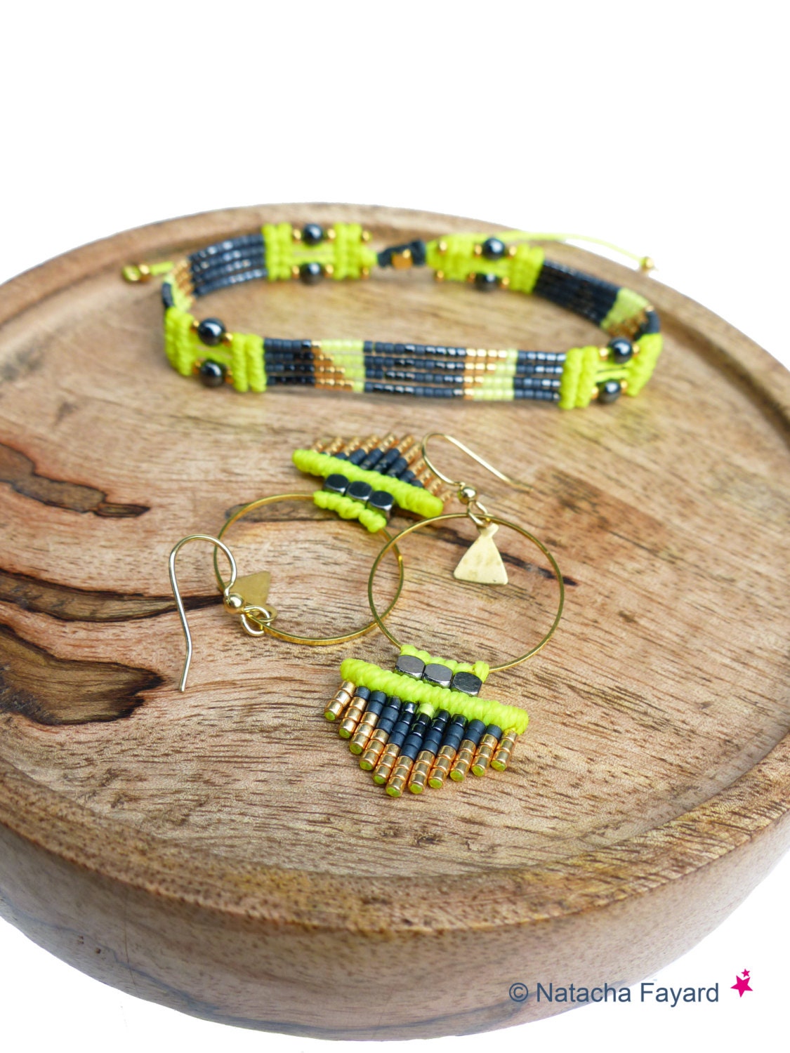 Peut inclure: Un ensemble de bijoux en perles avec un motif géométrique noir, or et vert fluo. L'ensemble comprend un bracelet et une paire de boucles d'oreilles créoles.