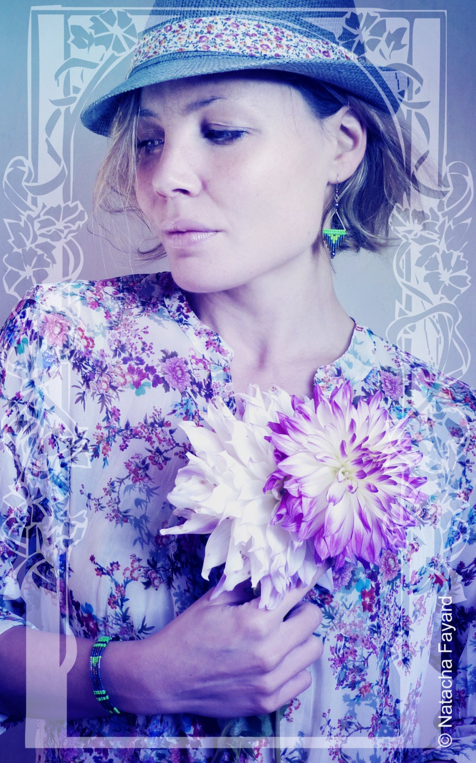 Peut inclure: Une femme portant un chemisier à fleurs et un chapeau bleu tient un bouquet de fleurs blanches et violettes. L'arrière-plan est un motif floral bleu et blanc.