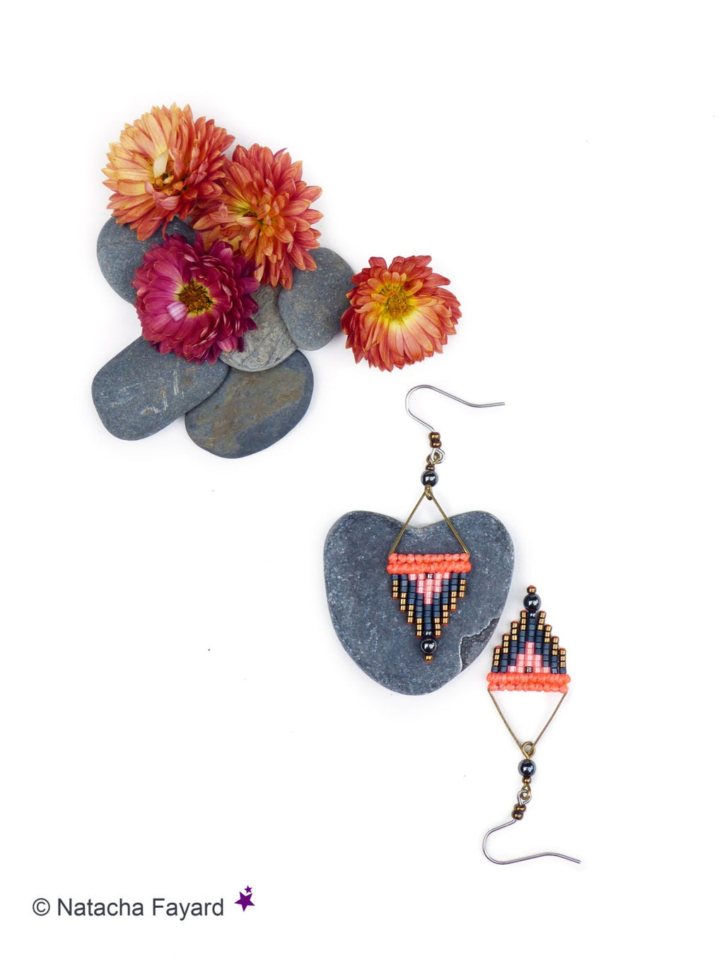 Micro macramé et miyuki delica - Boucles d'oreilles tissées orange corail fluo hématite bronze - Flèche triangle - Bijoux ethnique boho chic