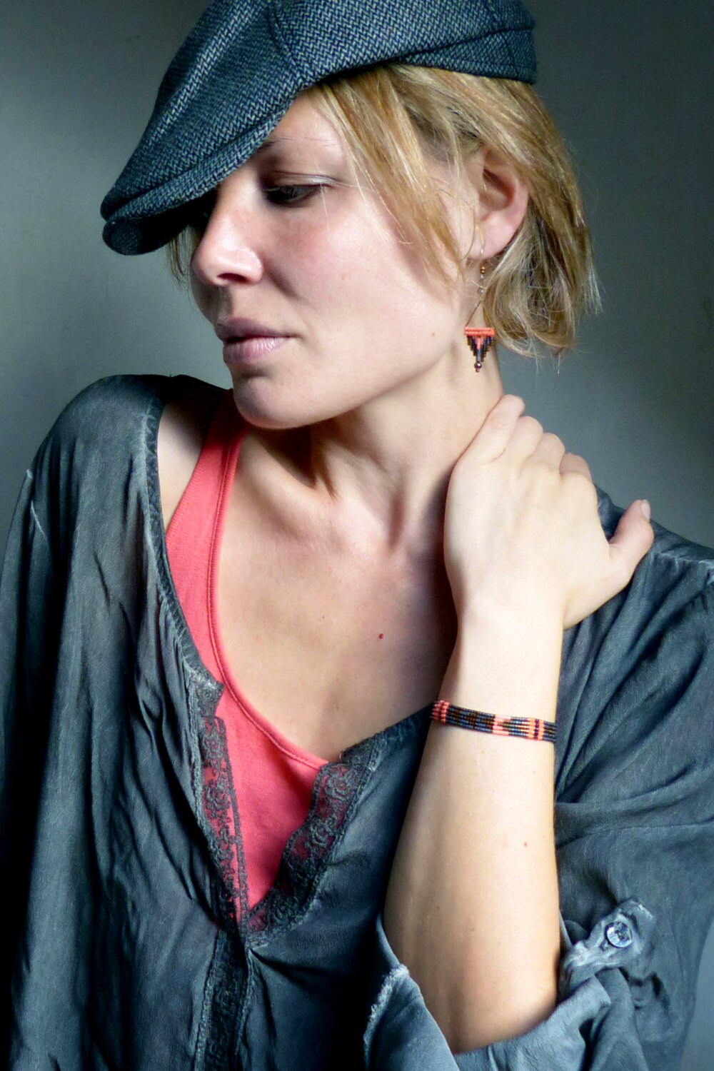 Micro macramé et miyuki delica - Boucles d'oreilles tissées orange corail fluo hématite bronze - Flèche triangle - Bijoux ethnique boho chic