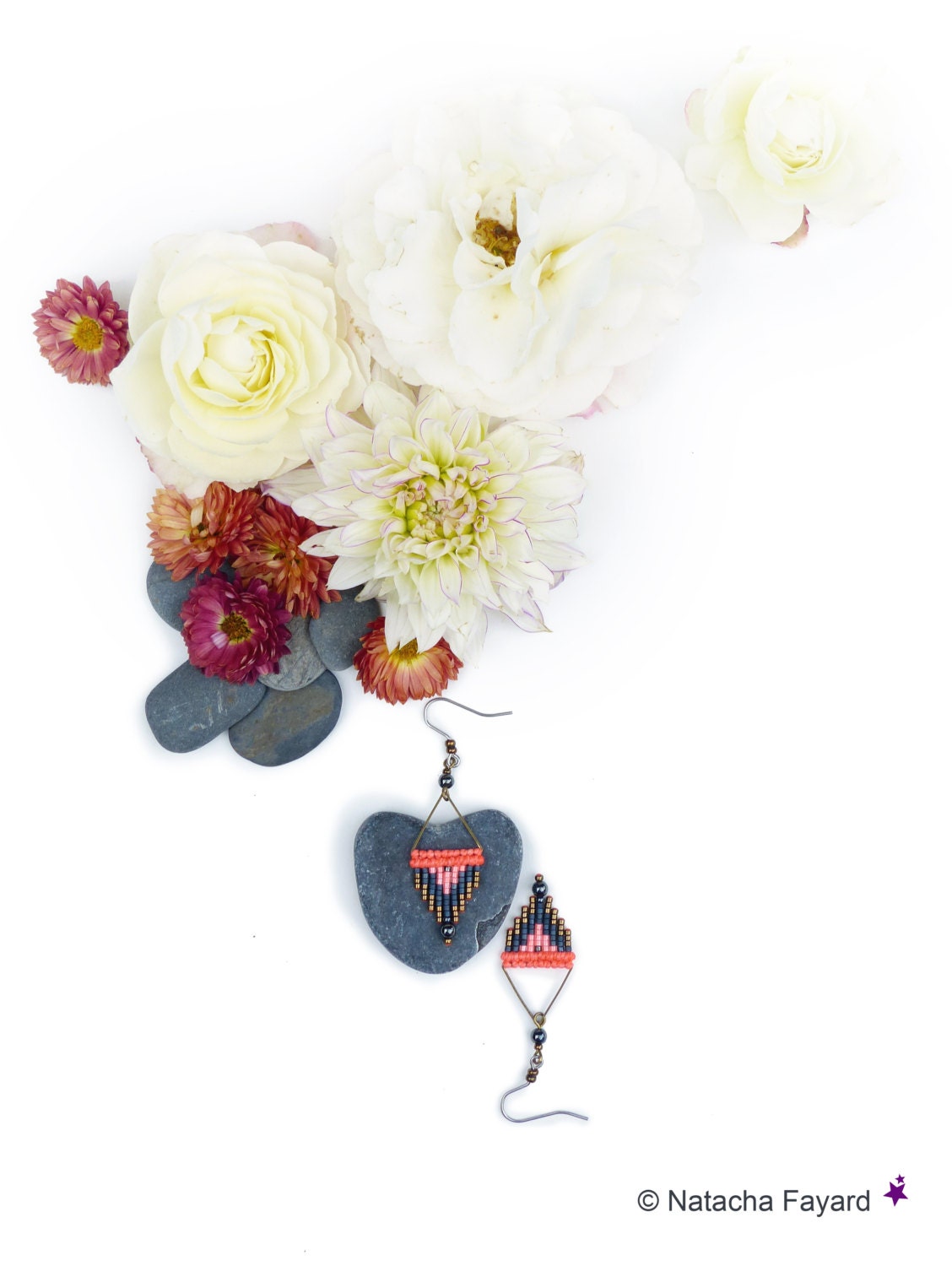 Micro macramé et miyuki delica - Boucles d'oreilles tissées orange corail fluo hématite bronze - Flèche triangle - Bijoux ethnique boho chic