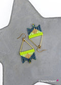 Peut inclure: Une paire de boucles d'oreilles triangulaires dorées avec des franges de perles vertes, dorées et bleues.