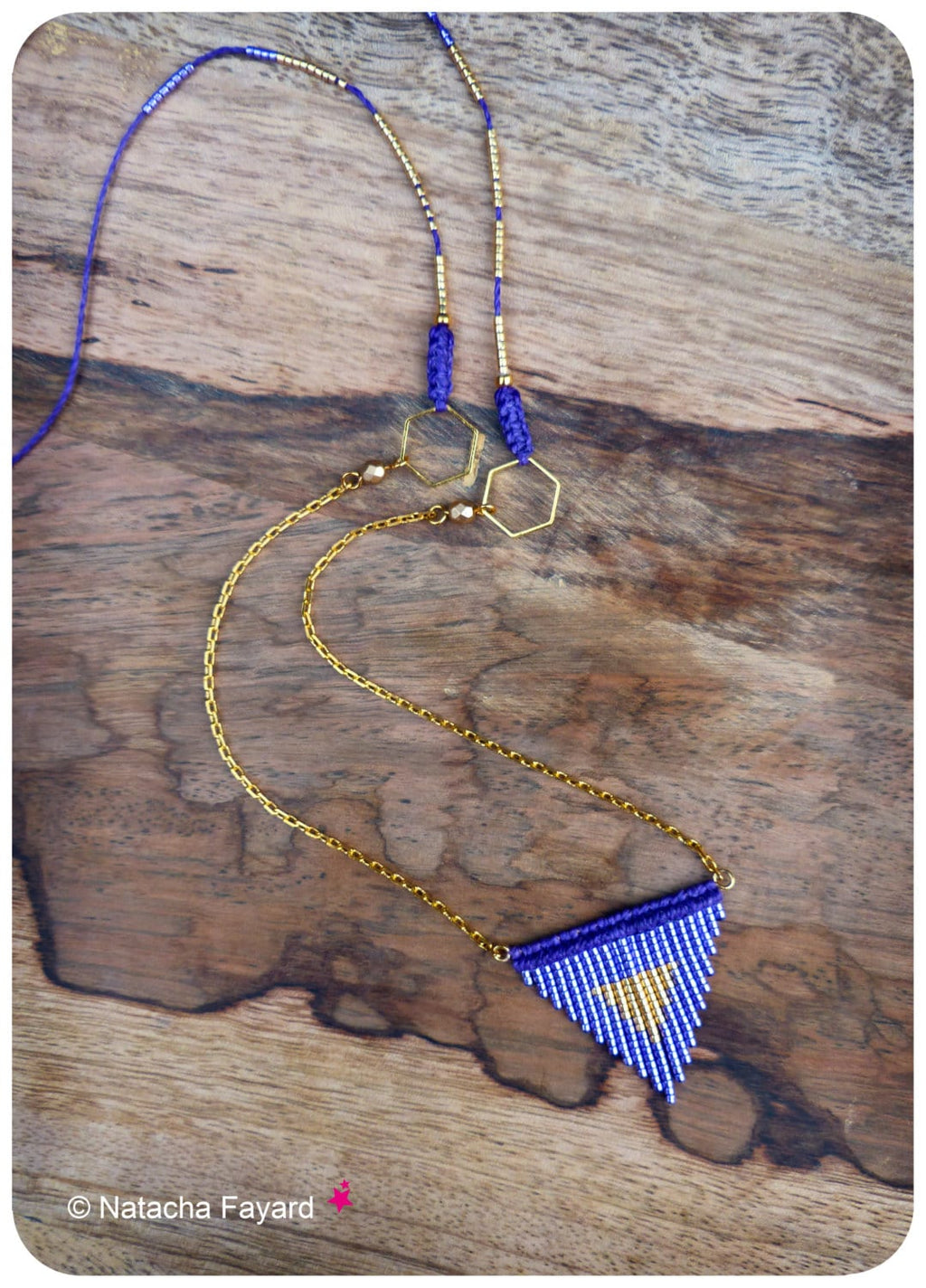 Peut inclure: Un collier fait à la main avec un pendentif triangulaire en perles bleues et dorées. Le collier est composé d'une chaîne dorée et d'un cordon bleu avec des détails dorés. Le pendentif est un motif géométrique avec des perles blanches et dorées.