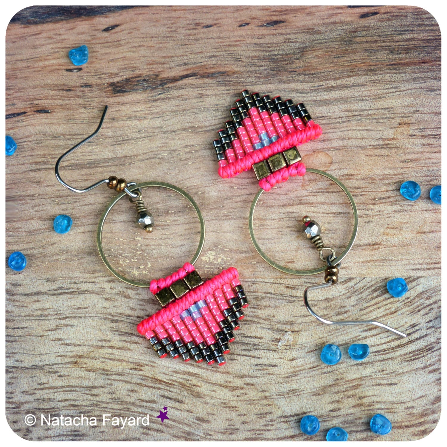 Peut inclure: Une paire de boucles d'oreilles en perles rose et noires avec un motif géométrique. Les boucles d'oreilles sont attachées à des anneaux dorés avec des perles argentées.