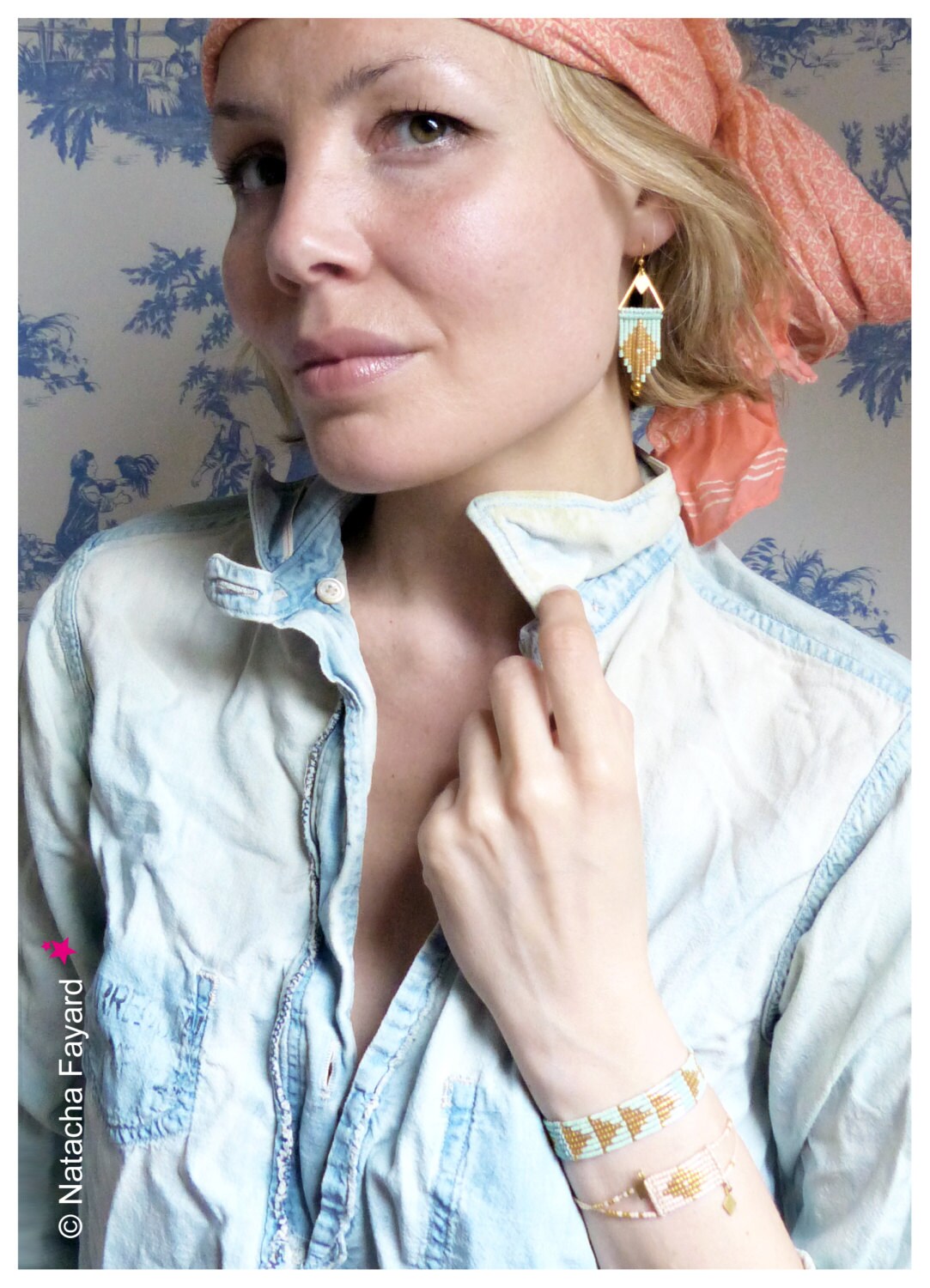 Peut inclure: Chemise en jean bleu clair avec un foulard pêche et des boucles d'oreilles perlées. Les boucles d'oreilles sont dorées et turquoise. Deux bracelets de perles sont également visibles, l'un turquoise et or, l'autre rose et or.