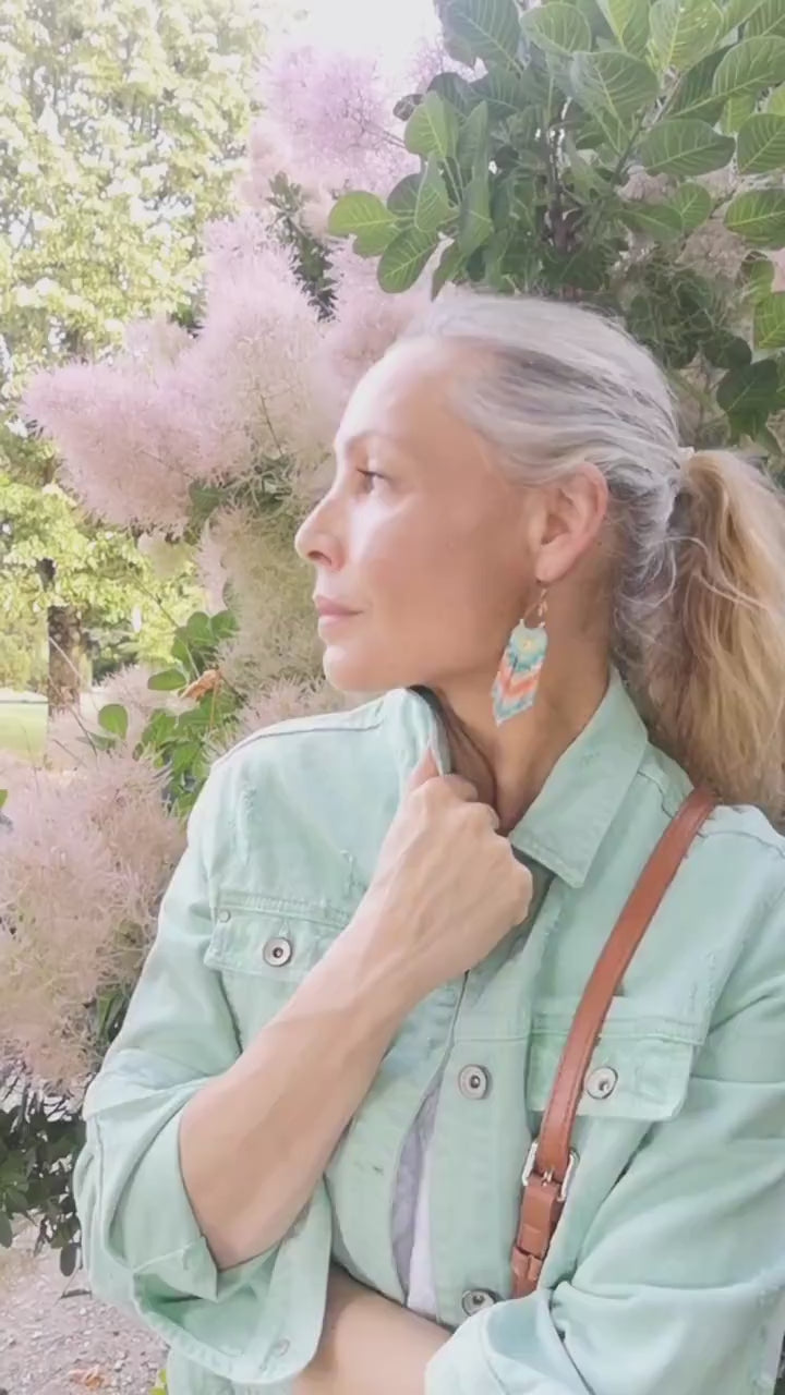 Boucles d'oreilles à franges perlées bleu lagon menthe et corail, Bijou d'artisan fait main, Style bohème chic et French Riviera Côte
