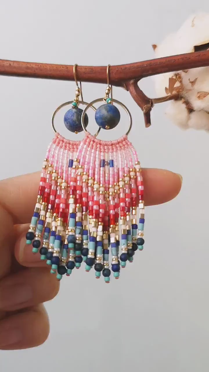 Boucles d'oreilles bohème en lapis lazuli turquoise et franges perlées rose rouge bleu cobalt, Style french bohème riviera, Bijou d'artisan