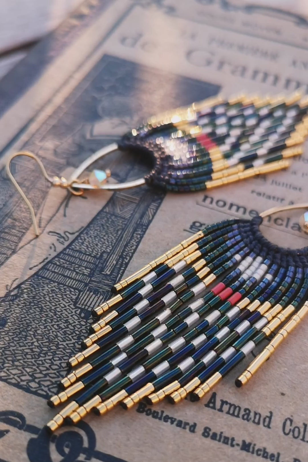 Longues boucles à franges perlées esprit marin rayures bleu marine blanc rouge doré Macramé et perles miyuki Bijoux bohème Cadeau pour elle